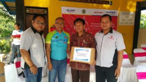 Distributing 20 laptops to Public Schools in Central Java